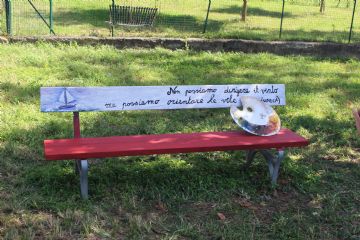 Una delle panchine di via Togliatti